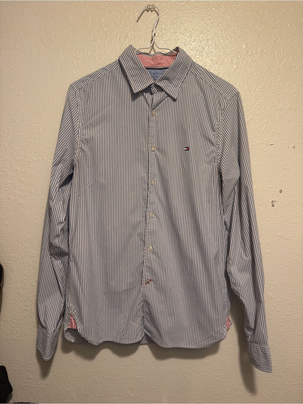 Tommy Hilfiger Men's Bi-Stretch Quick Dry Striped Thin Long Sleeve No Tuck Shirt